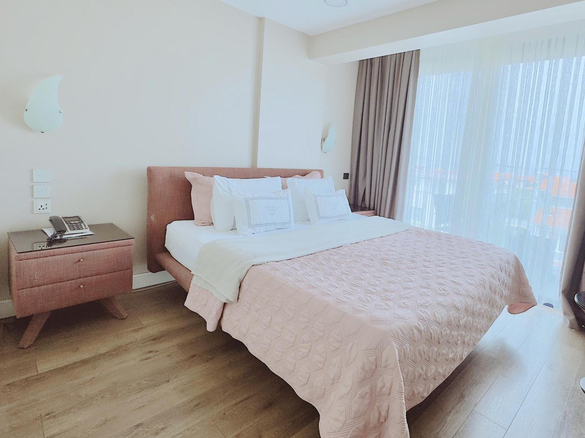 Ferush Boutique Hotel อูร์ลา ภายนอก รูปภาพ