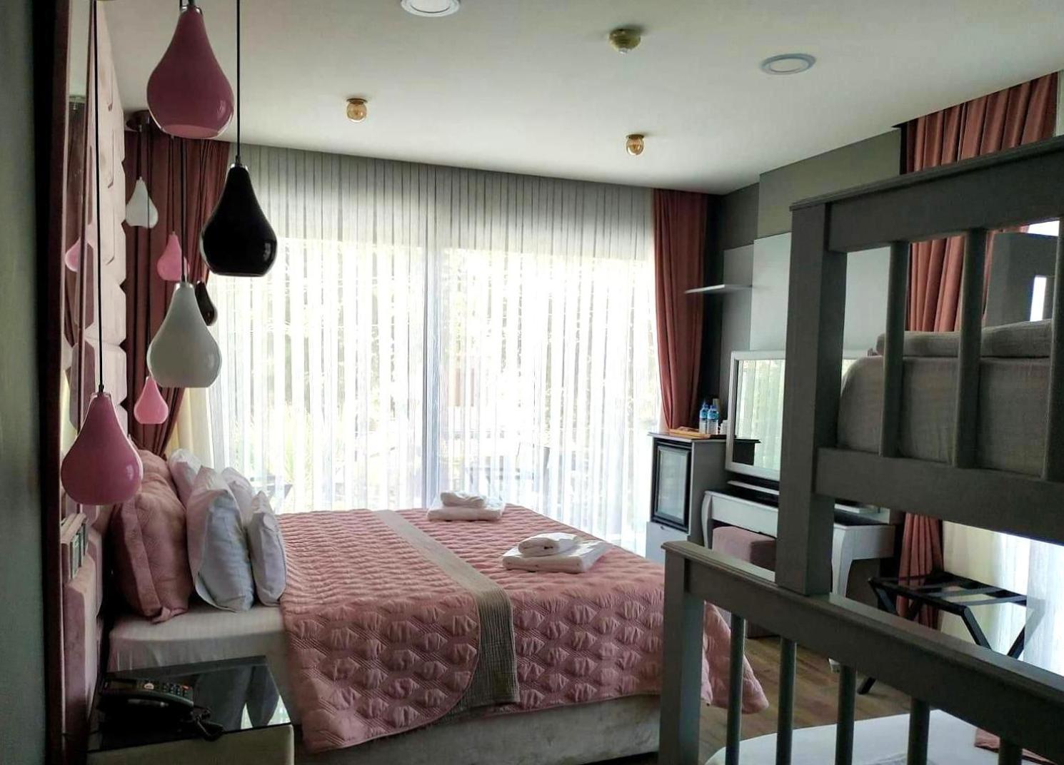 Ferush Boutique Hotel อูร์ลา ภายนอก รูปภาพ