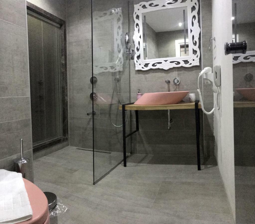 Ferush Boutique Hotel อูร์ลา ภายนอก รูปภาพ